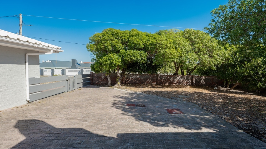 To Let 5 Bedroom Property for Rent in Struisbaai Western Cape